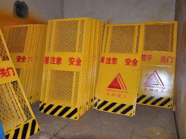 電梯護欄門.jpg